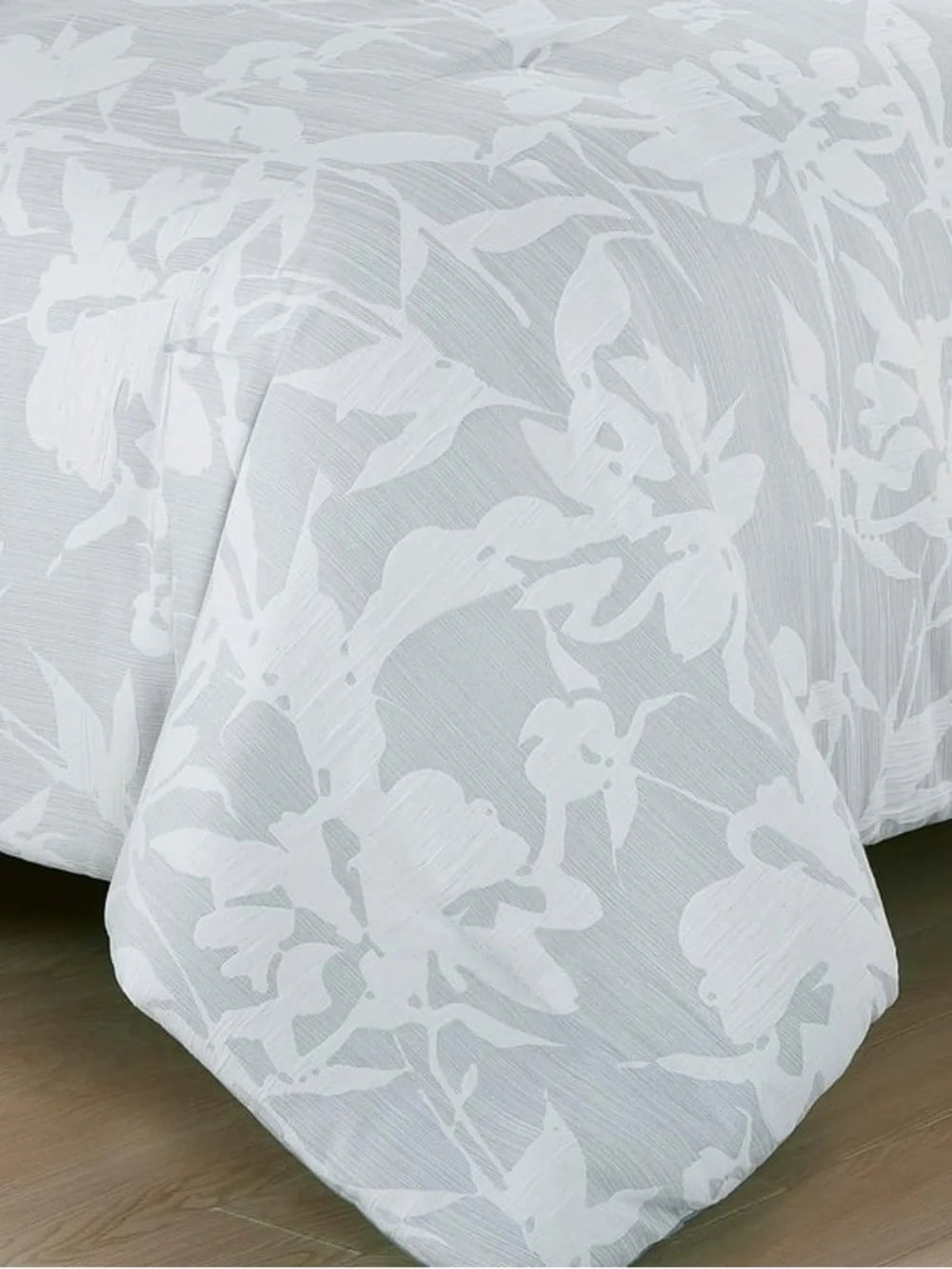 Elegant Floral Comforter Set in Light Gray and White Queen 3 piece set